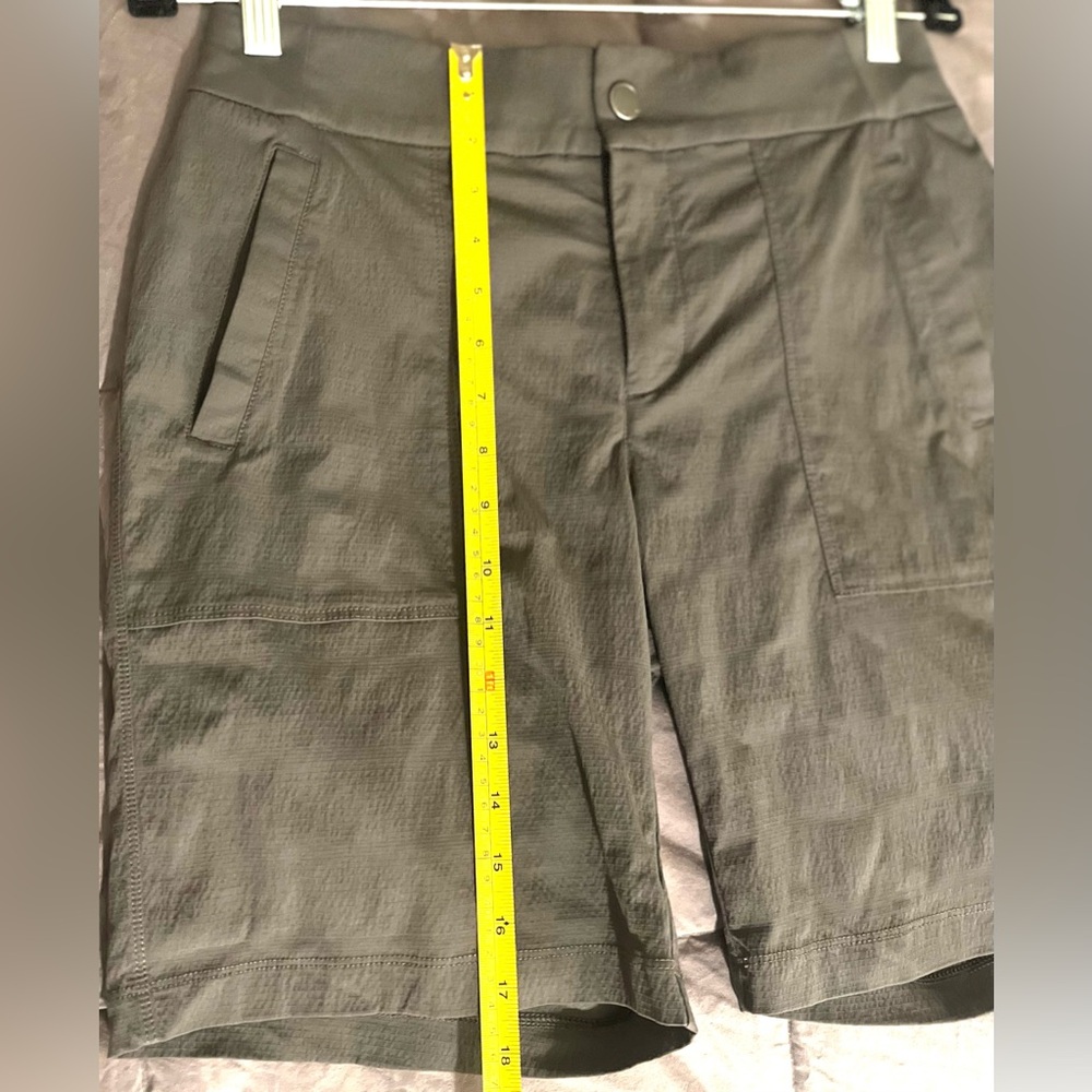 GW 2025 Athleta Sz 4 Women’s Lightweight Shorts w/front & back pockets - Picture 6 of 12